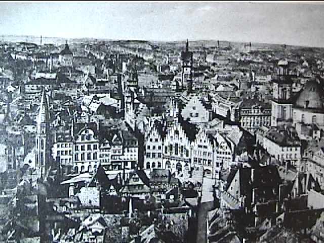 View of Frankfurt's Old City from the Cathedral Tower/Vom Dom rechts die Paulskirche, links der Rathausturm