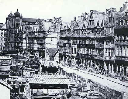 Die Judengasse um 1890 ganz links die Synagoge