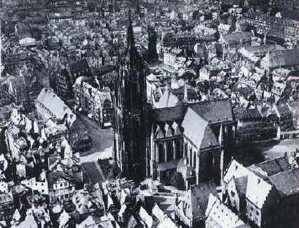 Aerial View of the Cathedral/Luftbild des Domes vorn das Historische Museum mit Steinernem Haus