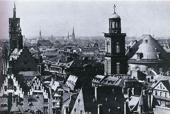 View of Frankfurt's Old City from the Cathedral Tower/Vom Dom rechts die Paulskirche, links der Rathausturm