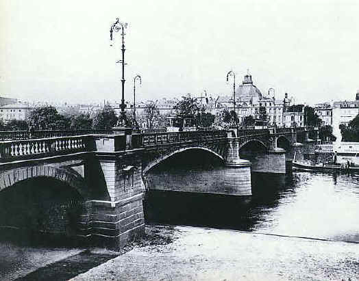 Die Untermainbruecke 1912 Im Hintergrund das Schauspielhaus