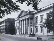 Die Staatsbibliothek an der Obermainbruecke Nur die Portikus blieb uebrig.jpg (60731 bytes)