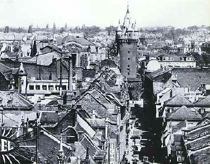 Eschenheimer Tor mit Daecher im Hintergrund das Gruen von Eschersheim und Heddernheim