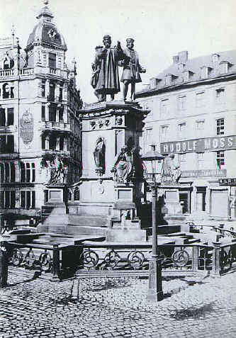 Das Gutenberg-Denkmal auf dem Rossmarkt