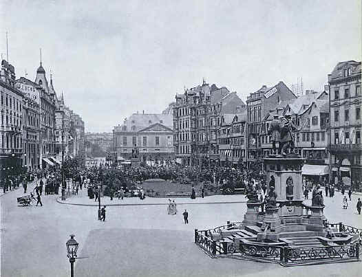 Rossmarkt und Goetheplatz mit Gutenberg Denkmal und Goethe Standbild